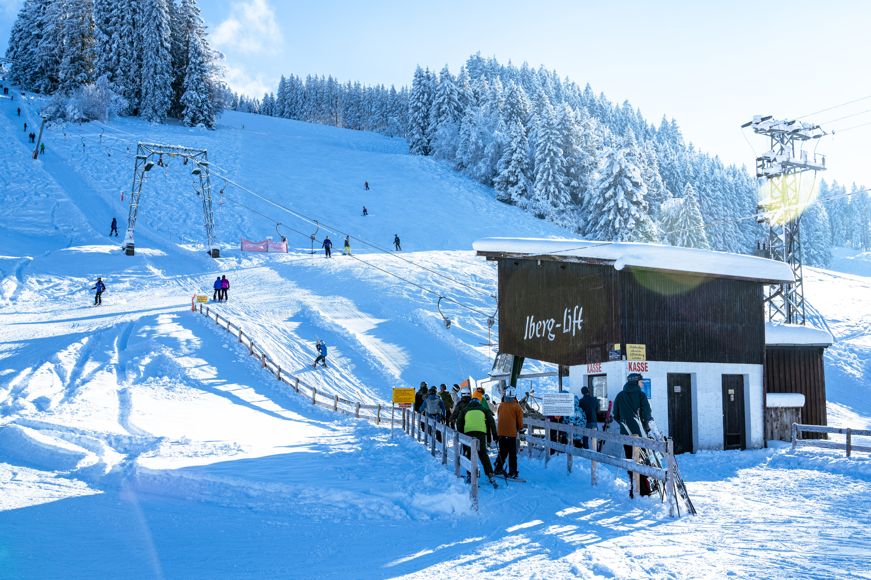Skifahrerinnen und Skifahrer an der Talstation des Iberg-Lifts