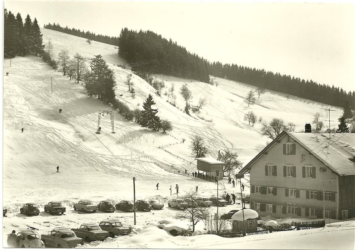Historische Aufnahme der Iberg-Lifte und des Gasthauses