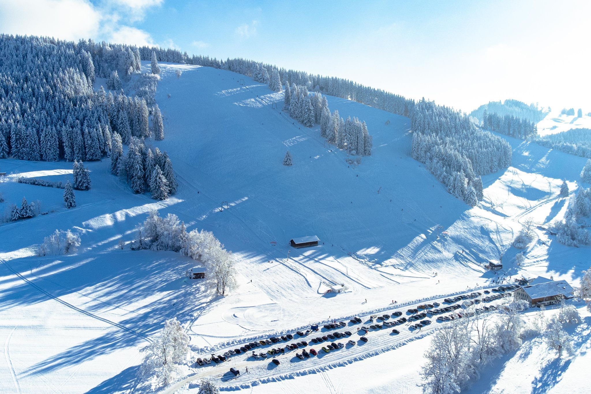 Sonniger Skitag auf den verschneiten Pisten am Iberg
