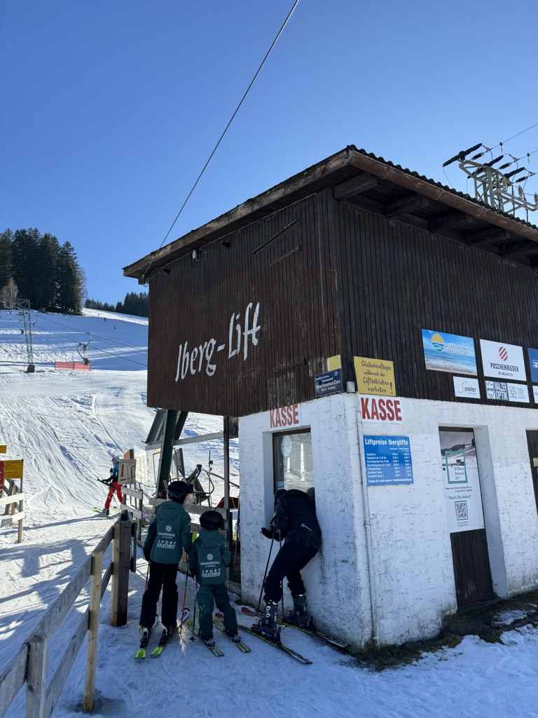 Iberg-Lift mit sichtbaren Partnerflächen am Kassenhaus